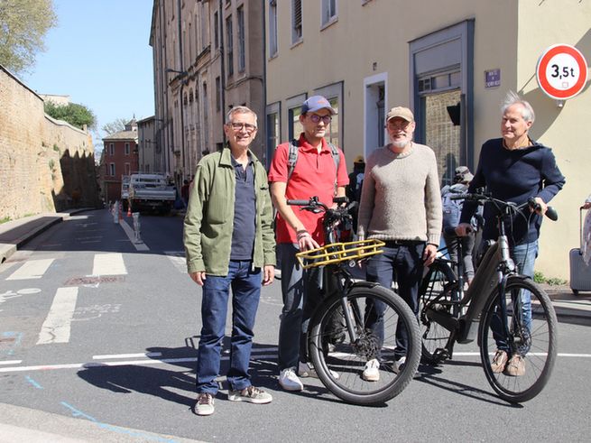 4 personnes avec 2 vélos en haut de chemin neuf