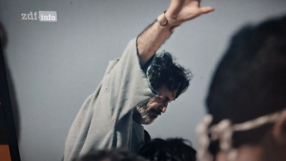 gründer der abendländischen kultur mit erhobenem rechten arm