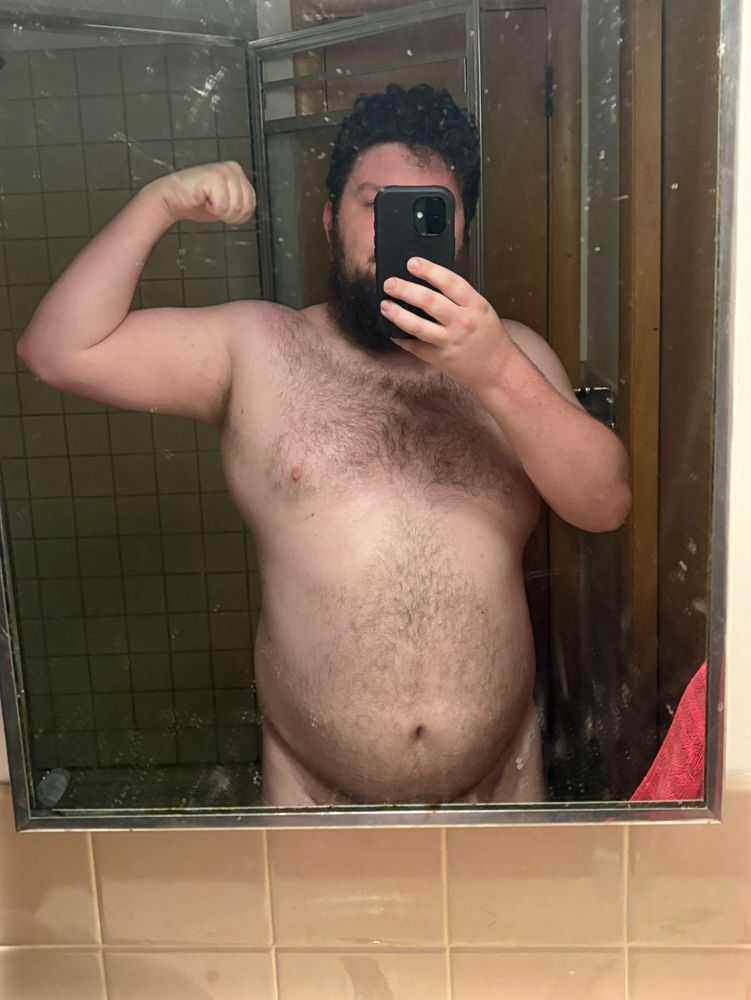 Me flexing nekked with the mirror cutting off at the bottom of my belly.