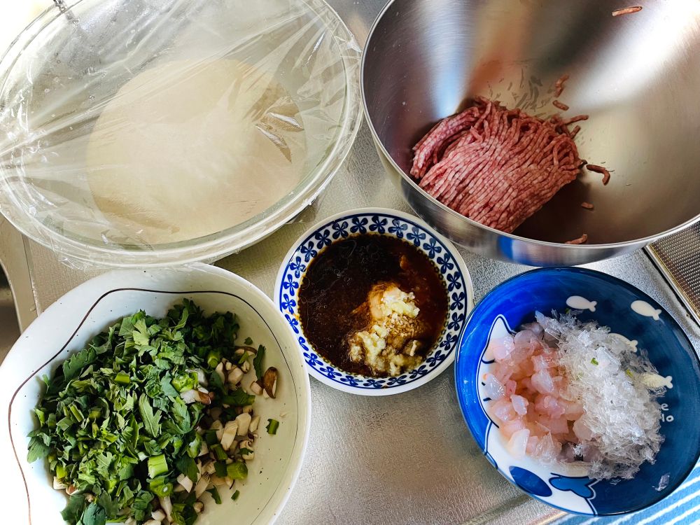 発酵した生地、豚ひき肉、春菊と椎茸、エビと寒天、調味料
