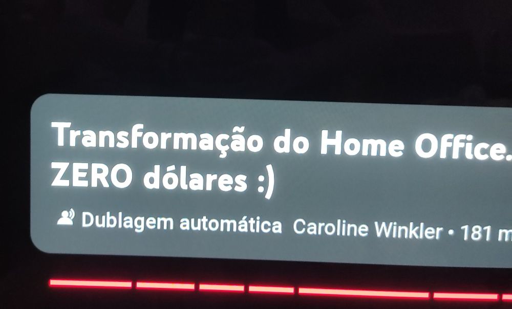 Título de um vídeo do YouTube do canal Caroline Winkler
"Transformação do Home Office [...] ZERO dólares"
Logo abaixo está escrito: "Dublagem automática "