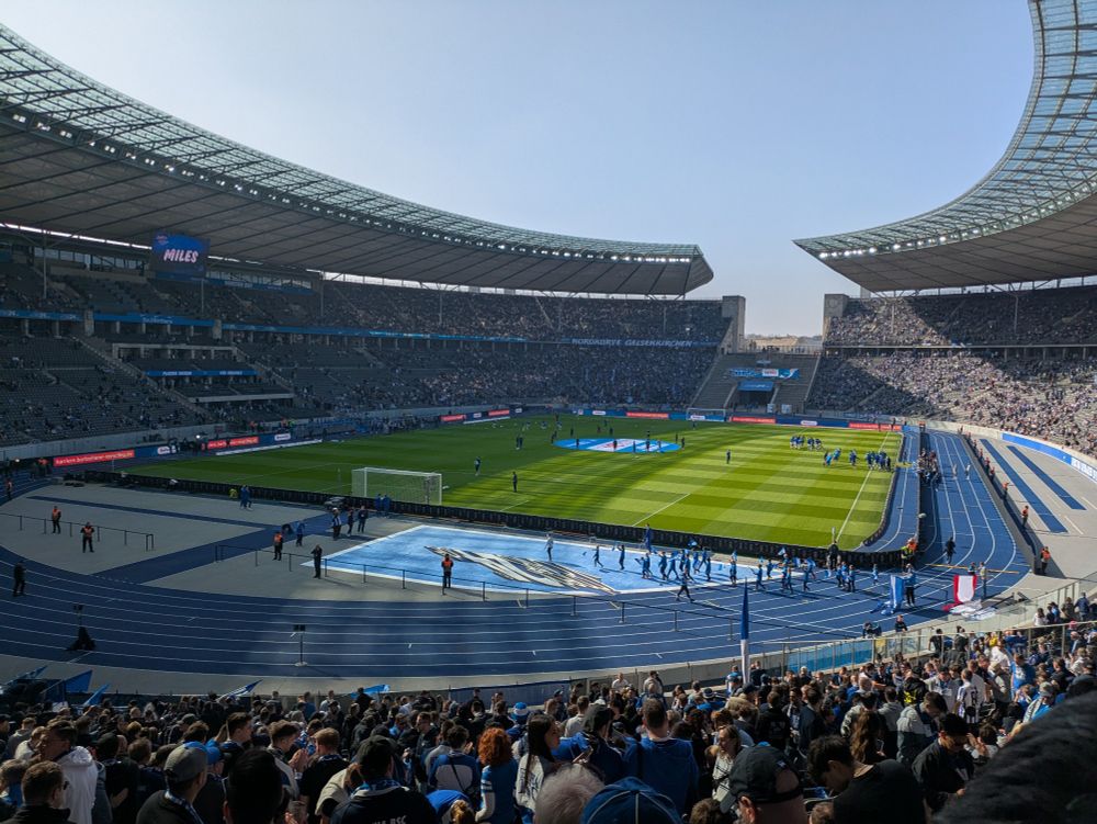 Das Berliner Olympiastadion ganz in blau-weiß vor dem Spiel Hertha BSC vs FC Schalke 04