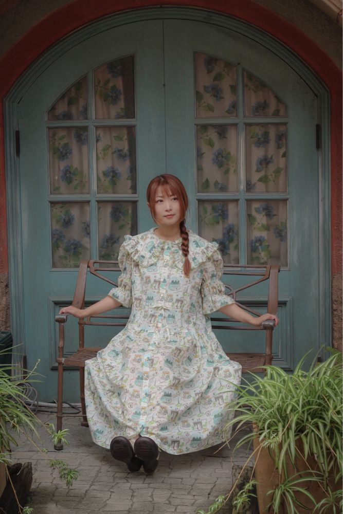 洋風のベンチに座るるんこ