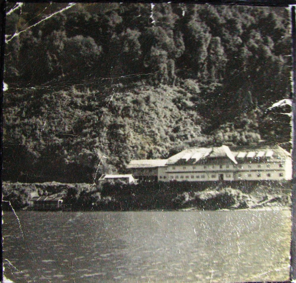 Hotel Termas de Rupanco, which was destroyed by the landslide-induced tsunami 1960. Image from Enterreno. Posted by Francisco Vidal Guzmán under a by-nc licence.