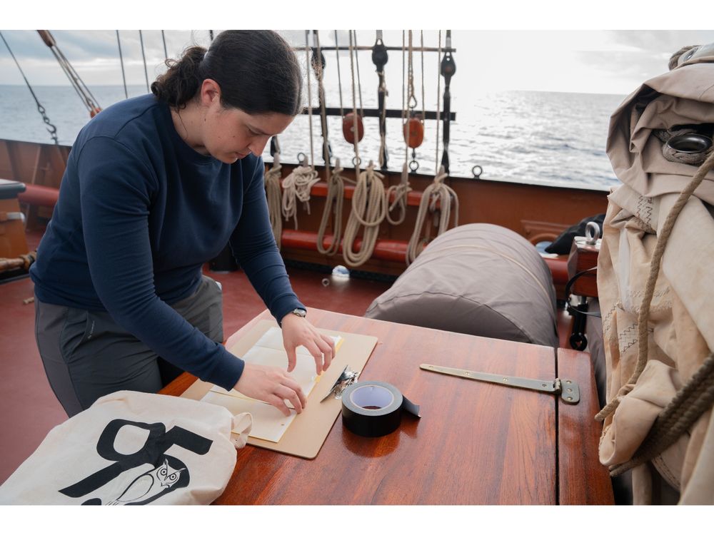 Nadia Kacevas, investigadora del IIBCE a bordo del barco de Darwin 200