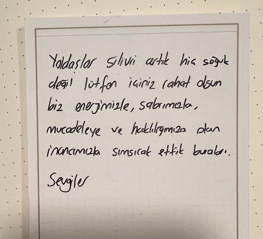 19 yaşındaki bir tutukludan gelen not; 
Yoldaşlar silivri artık hiç soğuk değil lütfen içiniz rahat olsun yazıyor. 