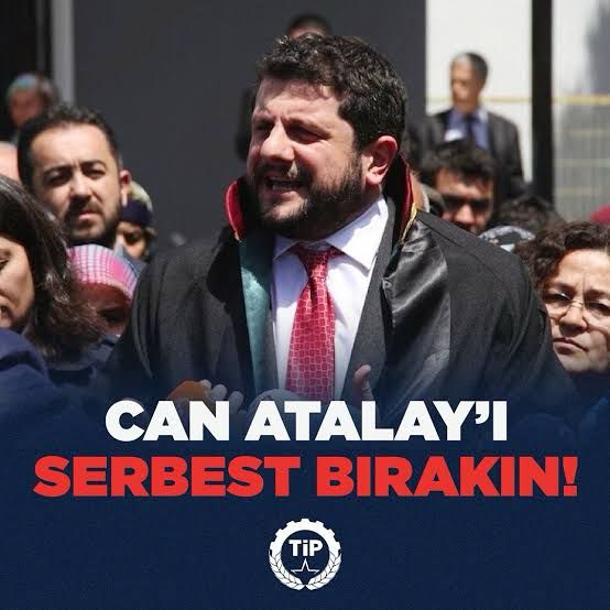 Can Atalay’ı serbest bırakın yazılı, Can’ın cübbeli bir fotoğrafı üzerine görsel
