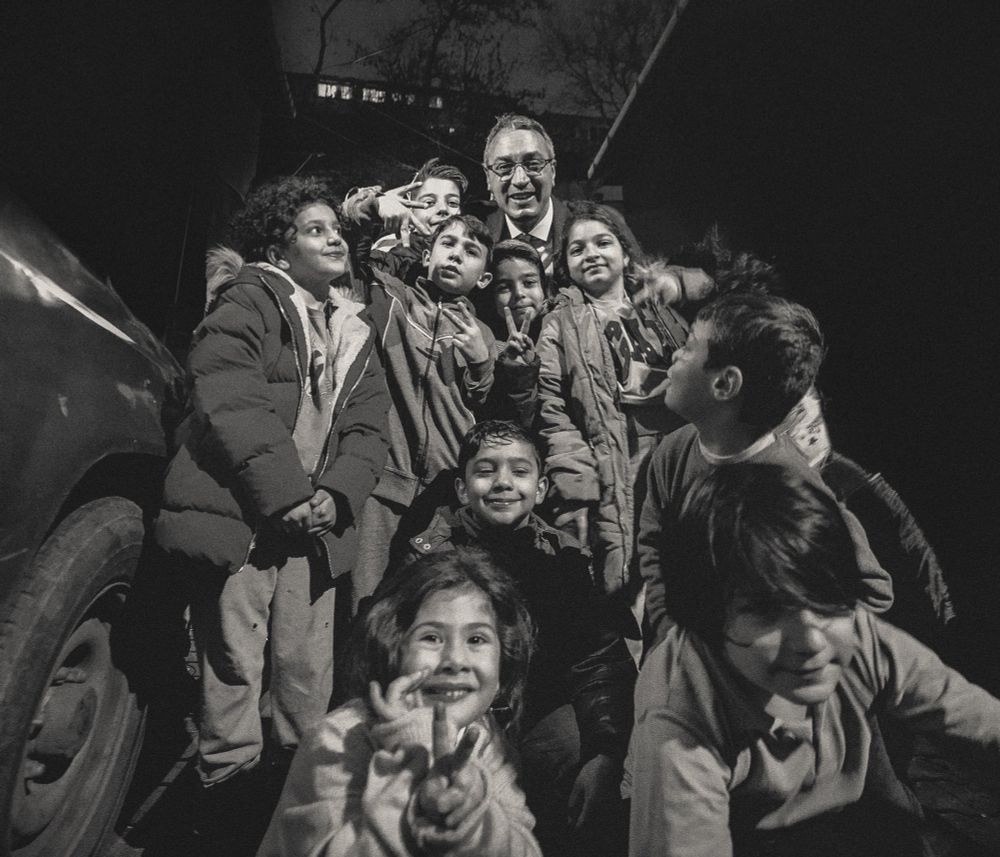 Mahir’in 8 güzel çocukla aşağıdan çekilmiş siyah beyaz bir fotoğrafı. Eser sahibini bilmediğim için ekleyemedim affetsin ama çok güzel bir fotoğraf.