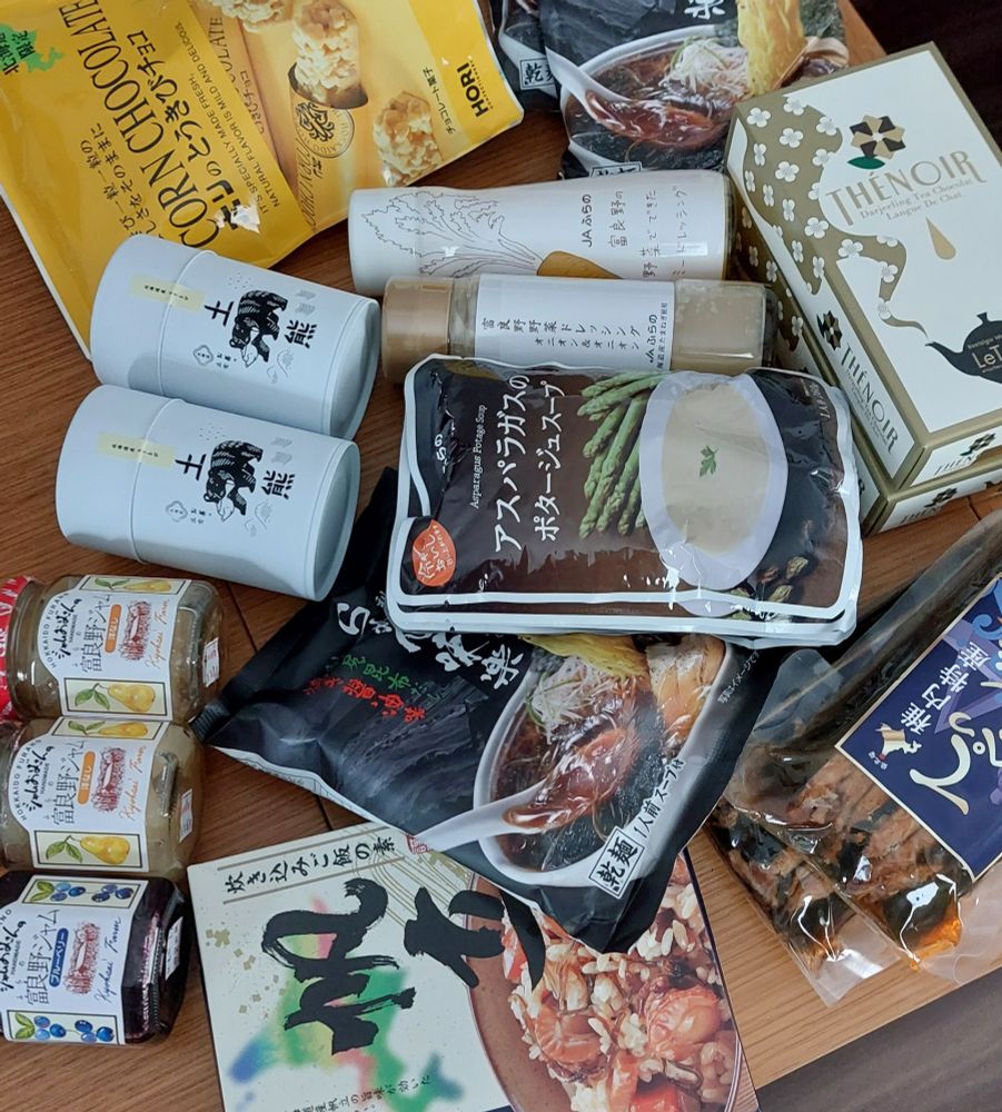 稚内:ホタテの炊き込みご飯、鮭の昆布巻き
富良野:ジャム各種、アスパラのポタージュ、コーン茶、野菜ドレッシング各種
千歳空港:おかし各種、ラーメン、写ってないけどいくらの醤油漬けと鮭のルイベ