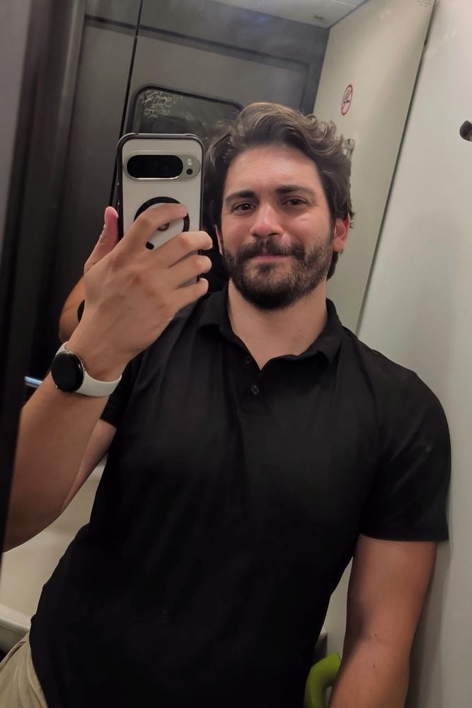 Un homme prends un photo dans l'Eurostar