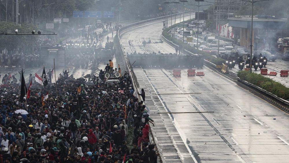 In Indonesien gehen seit Tagen Zehntausende Menschen auf die Straße. Sie protestieren gegen hohe Zulagen für Politiker, während viele unter steigenden Lebenshaltungskosten leiden. Ein tödlicher Vorfal...