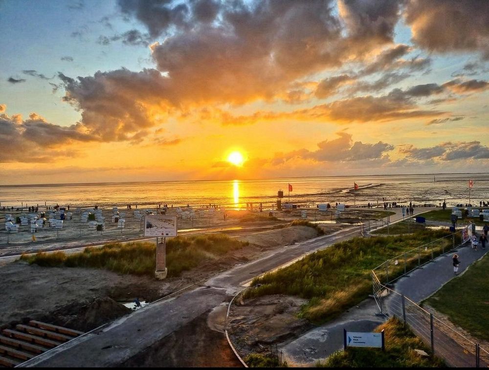 Ausblick vom Aussichtsturm über den Strand bei Sonnenuntergang