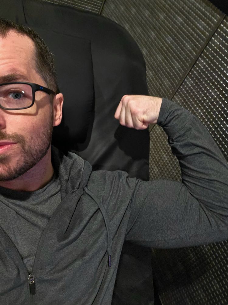 Elder millennial flexing one lil bicep on Friday. 