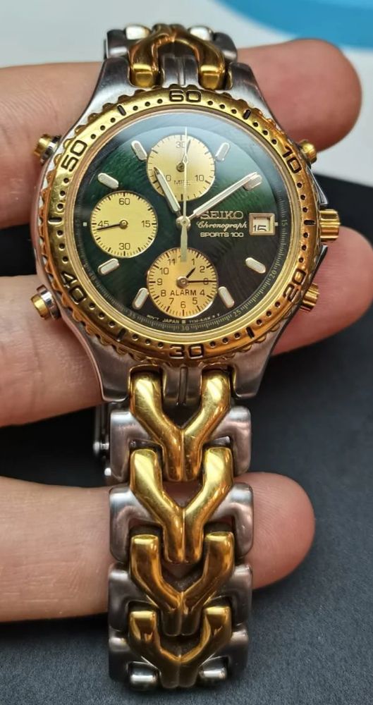 A seiko 7T32-6G20 with its Y shaped interlocking band. From google not my specific watch