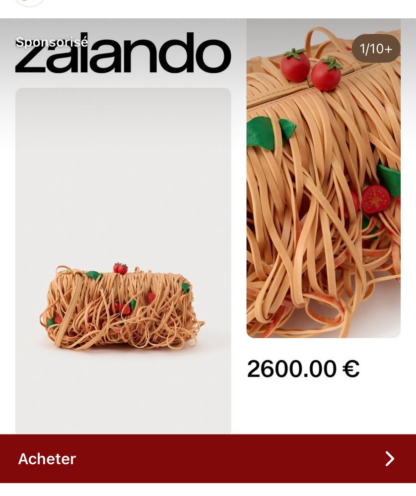 Sac à mains imitant des tagliatelles avec tomates et basilic. Le tout vendu 2600€!!!
