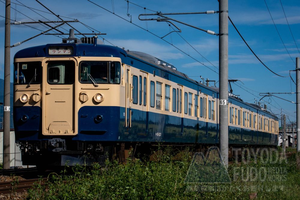 しなの鉄道115系電車（横須賀色）。昼下がりの長野行き。