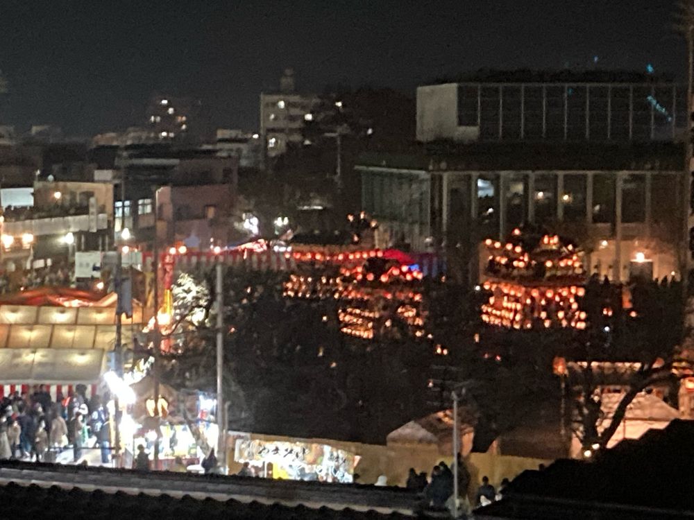 秩父夜祭名物の山車の行軍を遠くから。