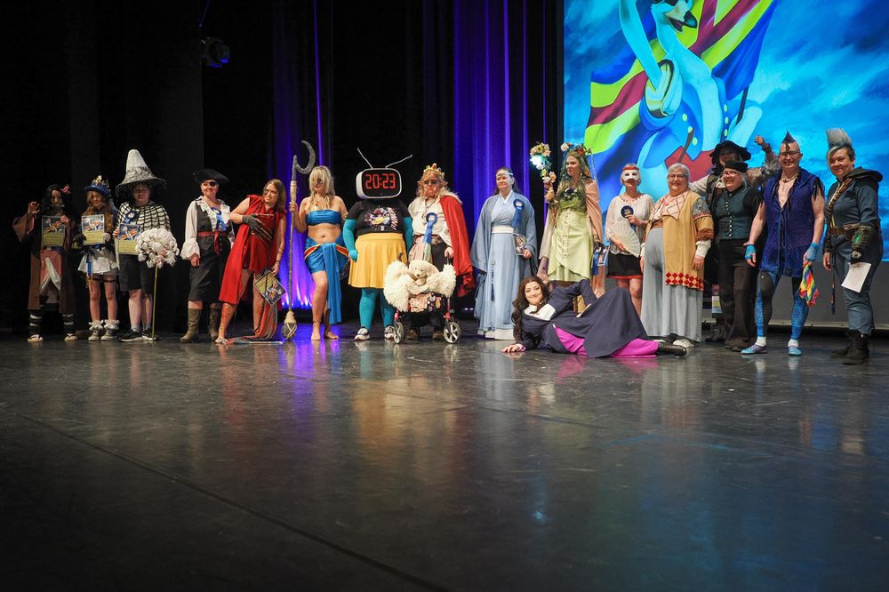 A group photo of the contestants of the Archipelacon 2 on stage.