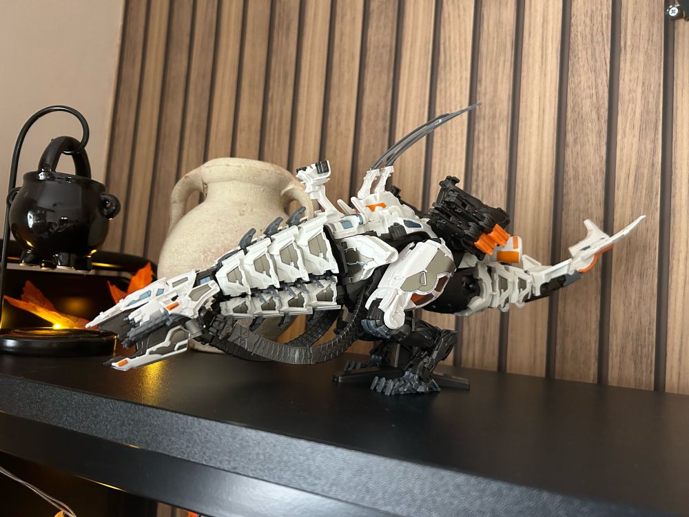 An assembled Thunderjaw (Horizon) moderoid 