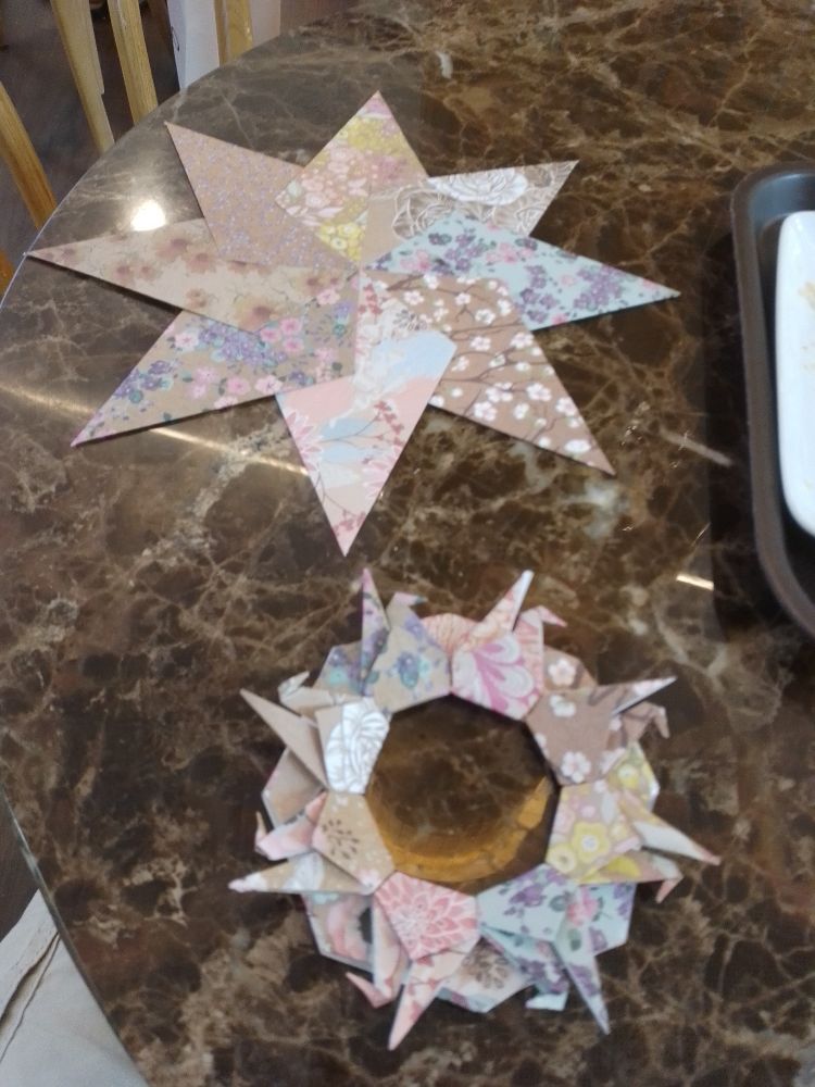 Figuras de Papiroflexia con papeles muy floridos 