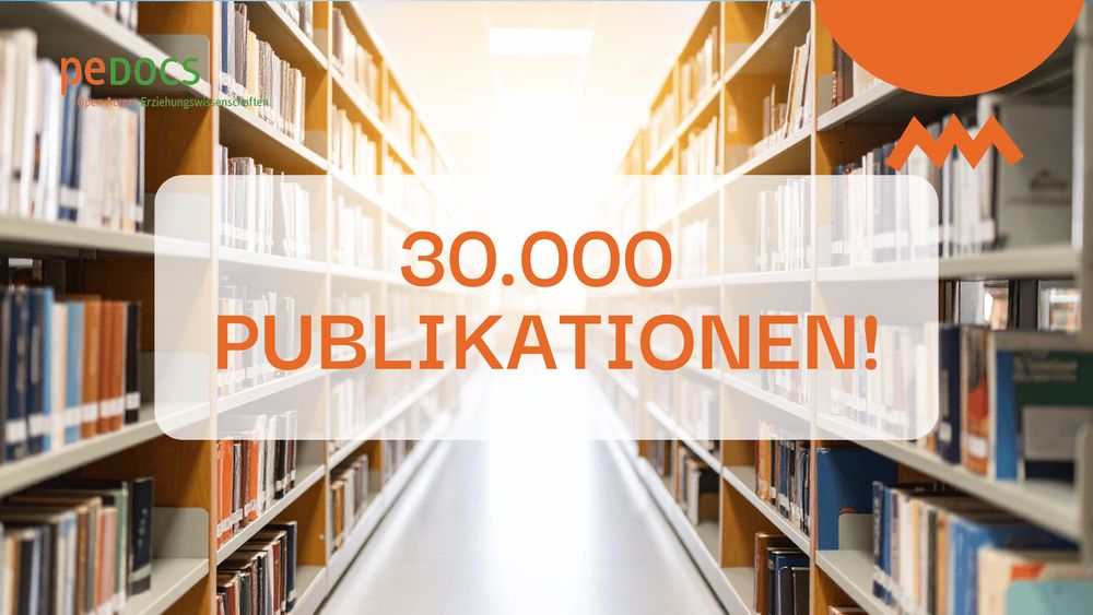 Grafik von peDOCS mit dem Titel ,,30.000 Publikationen!''. Im Hintergrund ist eine hell beleuchtete Fachbibliothek zu sehen.