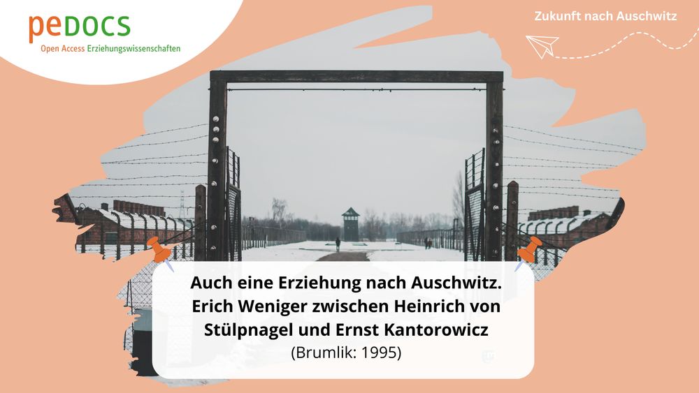 Schneebedecktes Gelände des ehemaligen Konzentrationslagers Auschwitz mit Stacheldrahtzäunen, einem offenen Torrahmen und einem Wachturm im Hintergrund. Unten steht ein weißes Textfeld mit dem Titel der Publikation.