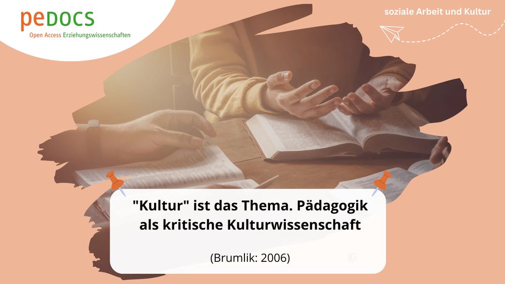 Zwei Personen sitzen an einem Holztisch, auf dem geöffnete Bücher und Papierseiten liegen. Eine Person blättert oder schreibt, die andere gestikuliert mit beiden Händen. Das Bild ist in eine pfirsichfarbene Rahmenform eingebettet, oben links steht das peDOCS-Logo, oben rechts der Titel „soziale Arbeit und Kultur“. Unten mittig befindet sich ein weißes Textfeld mit dem Titel der Publikation.