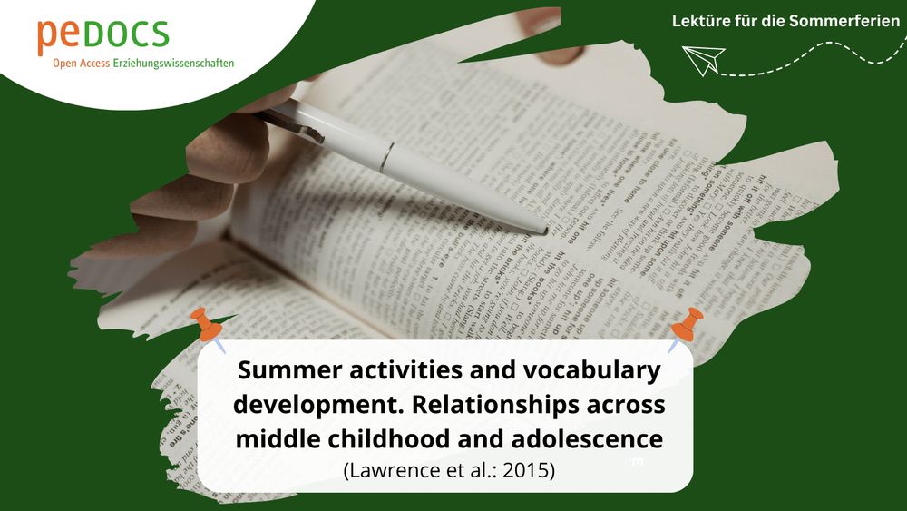 Grafik zur Studie „Summer activities and vocabulary development“ von Lawrence et al. (2015). Im Hintergrund ist eine Nahaufnahme einer Hand zu sehen, die mit einem weißen Stift auf eine Wörterbuchseite zeigt. Oben rechts steht der Titel der Reihe: „Lektüre für die Sommerferien“.