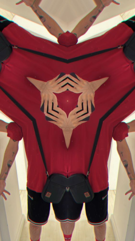 selfie no espelho, focando na porçao entre as canelas e o pescoço, usa do um filtro do instagram que espelha a imagem horizontalmente e diagonalmente, com o corpo  repetido 3 vezes, formando um y e com as 3 repetições tendo como ponto de fuga o centro da imagem.