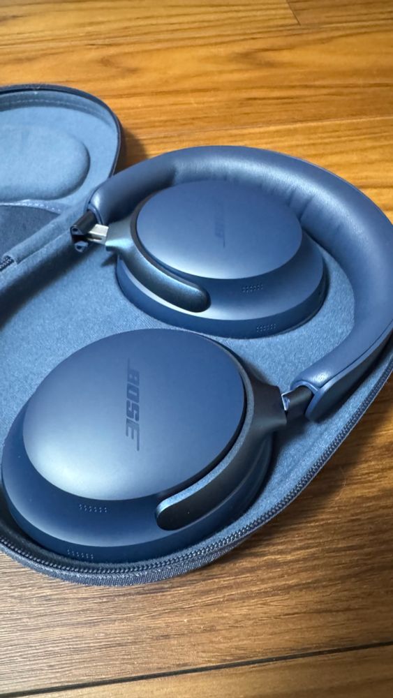 Bose QuietComfort Ultra Headphonesのヘッドホンケースとヘッドホン本体