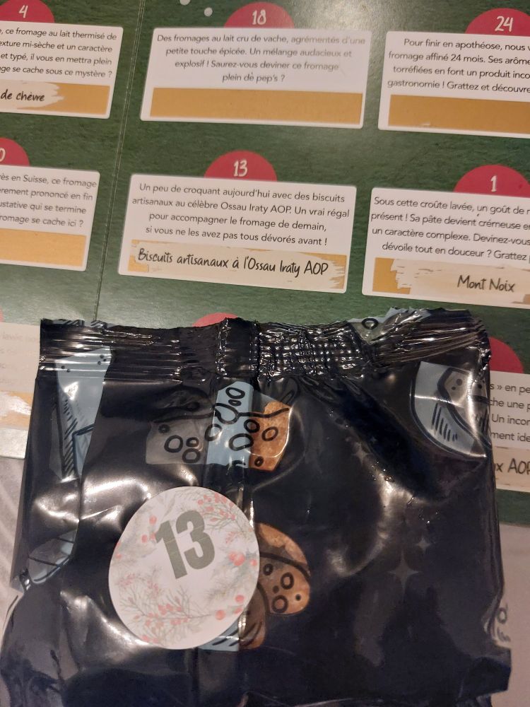 Sachet avec le numéro 13. Description : Un peu de croquant aujourd'hui avec les biscuits artisanaux au célèbre Ossau Iraty AOP. Un vrai régal pour accompagner le fromage de demain si vous ne les avez pas tous dévorés avant !
