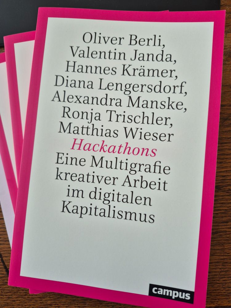 Cover des Buchs "Hackathons. Eine Multigrafie kreativer Arbeit im digitalen Kapitalismus". Als Autor:innen werden Oliver Berli, Valentin Janda, Diana Lengersdorf, Alexandra Manske, Ronja Trischler und Matthias Wieser benannt.