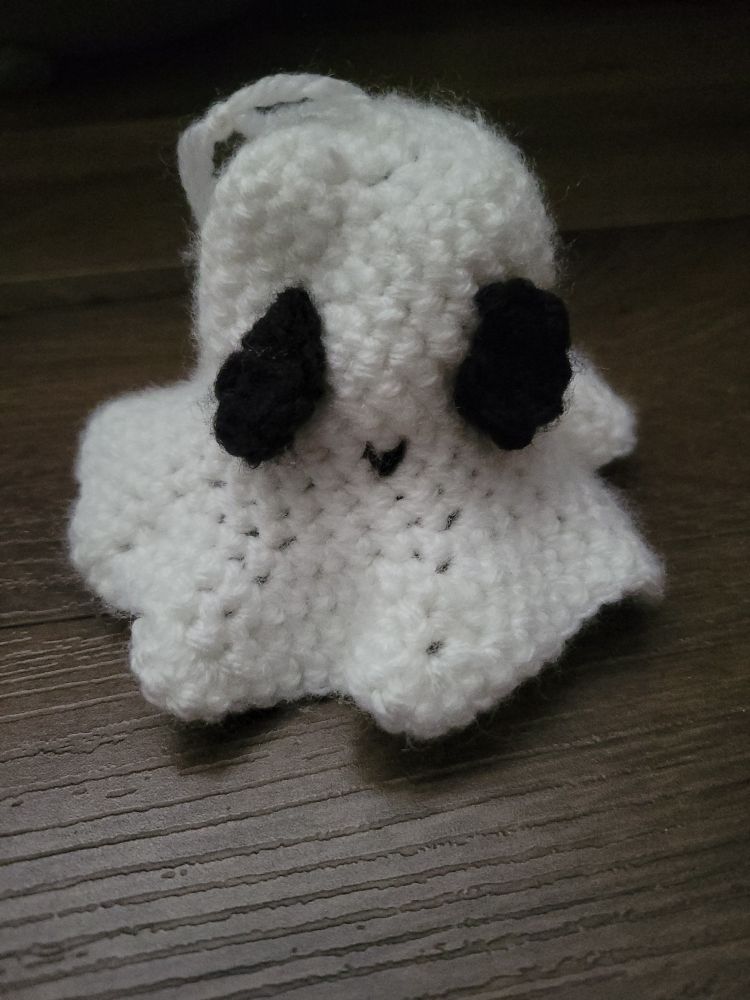 This is crochet ghost number two , this is the same pattern as the first one just slightly altered so the bottom comes out at the top more. it creates the more wiggly ghost effect, but it makes it's harder to stand up. 