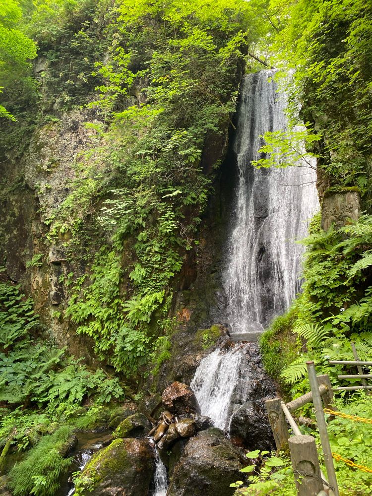 A waterfall between a crevice 