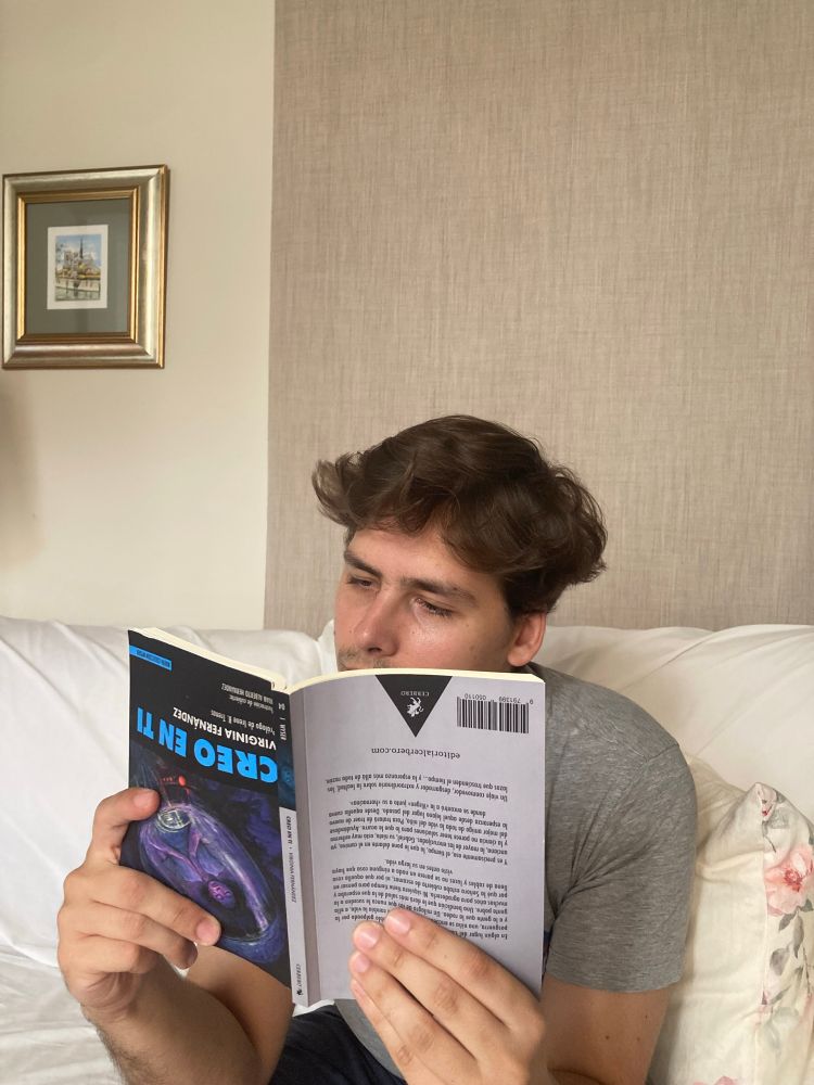Yo leyendo un libro del revés, específicamente: creo en ti, de Virginia Fernández 