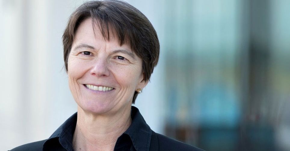 Professorin Claudia Eckert vor verschwommenem Hintergrund
