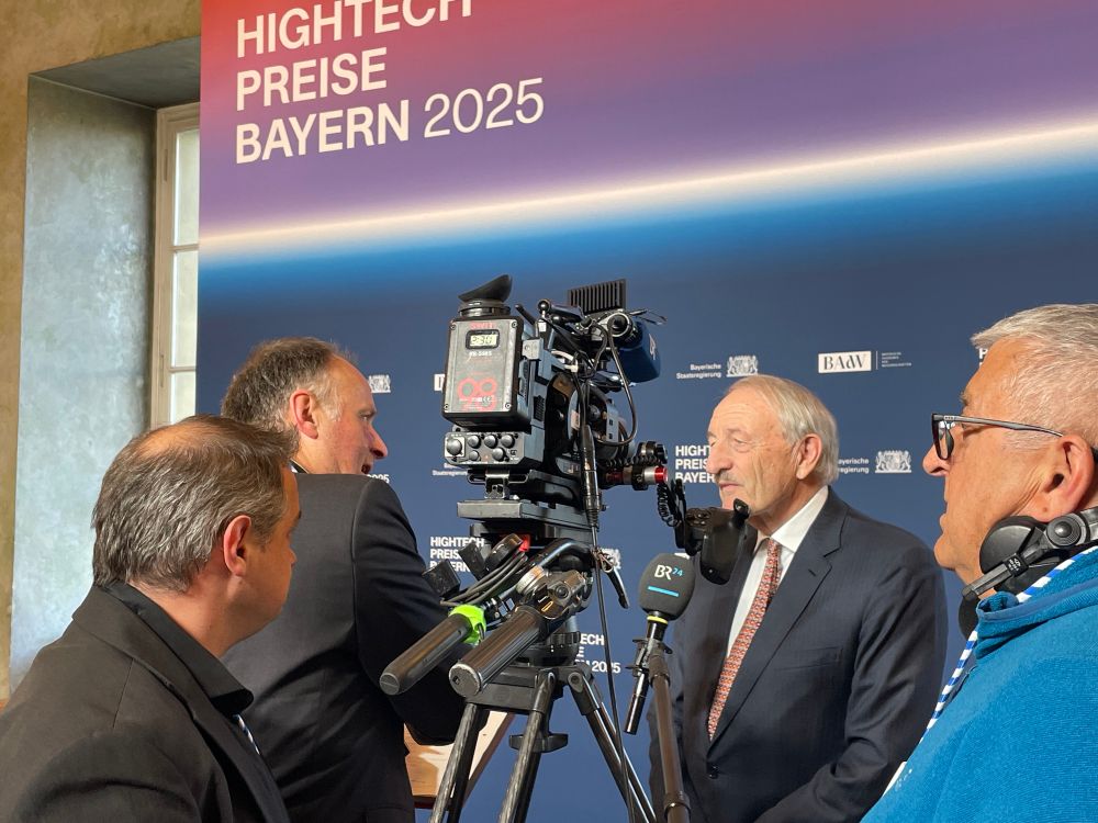 Akademiepräsident Markus Schwaiger vor der Kamera des BR, mit Crew im Bild 