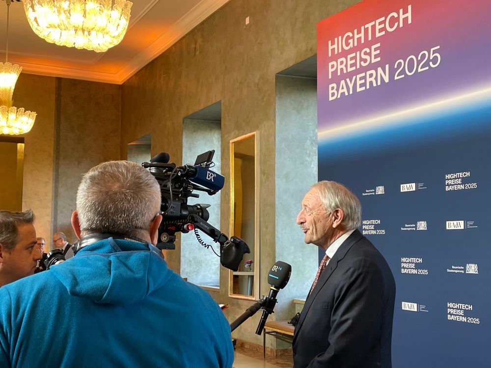 Akademiepräsident Markus Schwaiger vor der Kamera des BR, mit Crew im Bild 