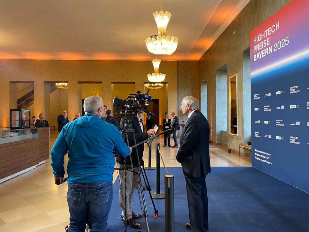 Akademiepräsident Markus Schwaiger vor der Kamera des BR, mit Crew im Bild 