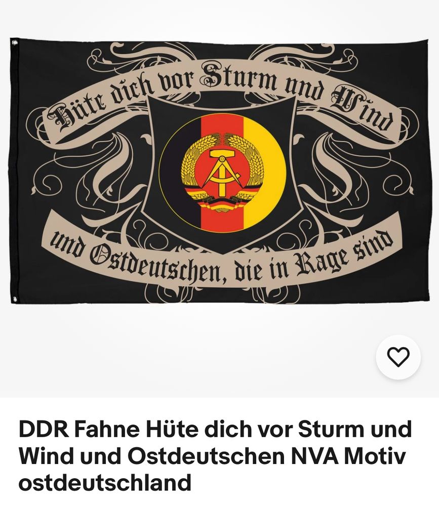 Fahne auf der in Schriftart „old english“ geschrieben steht: „Gott schütze dich vor Sturm und Wind und Ostdeutschen, die in Rage sind“