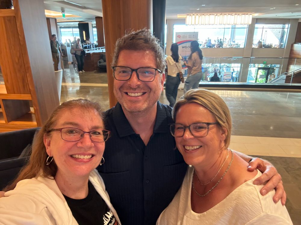 Laura Tomas collaborating with Courtney to teach me how to take a GOOD selfie. 🤣