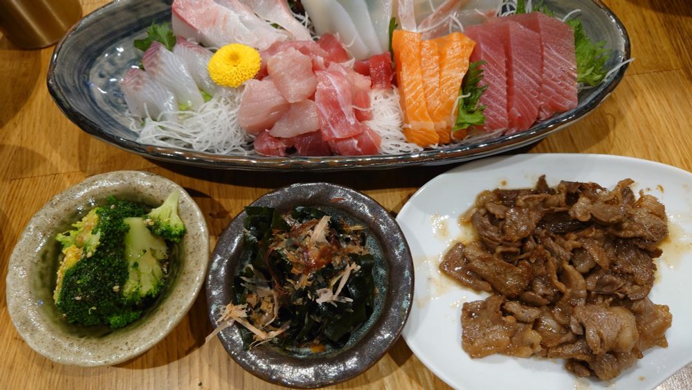 刺盛り
茹でブロッコリー
わかめの刺し身
牛肉のガリバタ醤油炒め