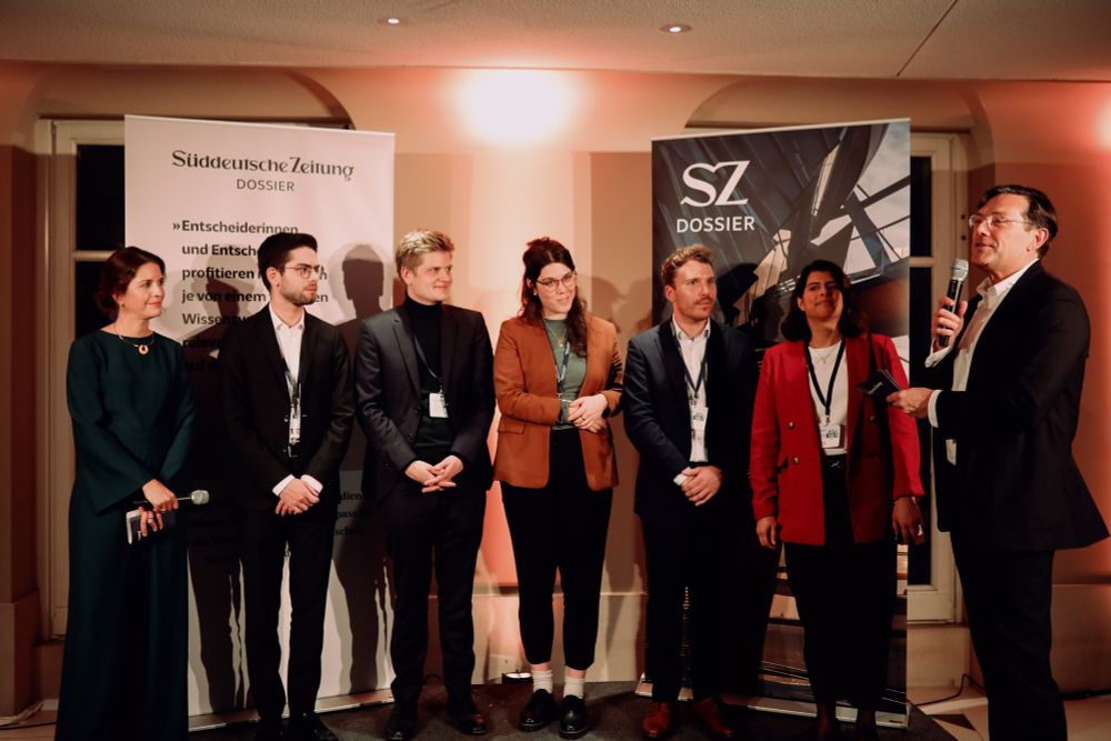 Das Team von SZ Dossier auf der Bühne