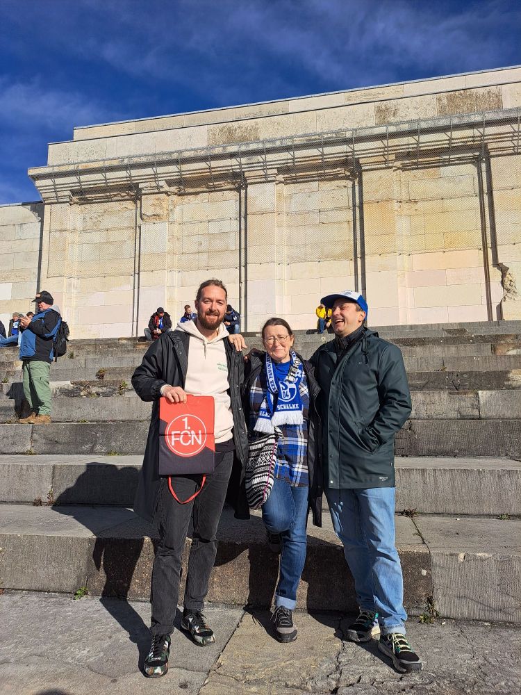 Drei Schalkerinnen vor Stadion in Nürnberg