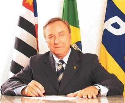 Eymael com bandeiras do estado de SP, do Brasil e do PSDC.