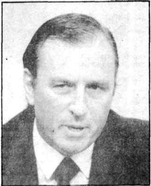 Imagem em preto e branco, retirada de jornal. Rosto de Eymael, mais novo, à época da Assembleia Nacional Constituinte. É um homem adulto, branco, de cabelo escuro e liso, penteado para trás. Está sério. Veste camisa branca, paletó preto e gravata.
