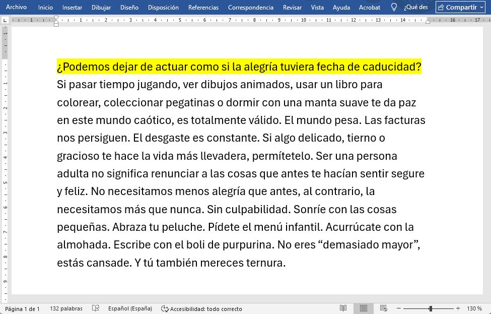 ¿Podemos dejar de actuar como si la alegría tuviera fecha de caducidad?
Si pasar tiempo jugando, ver dibujos animados, usar un libro para colorear, coleccionar pegatinas o dormir con una manta suave te da paz en este mundo caótico, es totalmente válido. El mundo pesa. Las facturas nos persiguen. El desgaste es constante. Si algo delicado, tierno o gracioso te hace la vida más llevadera, permítetelo. Ser una persona adulta no significa renunciar a las cosas que antes te hacían sentir segure y feliz. No necesitamos menos alegría que antes, al contrario, la necesitamos más que nunca. Sin culpabilidad. Sonríe con las cosas pequeñas. Abraza tu peluche. Pídete el menú infantil. Acurrúcate con la almohada. Escribe con el boli de purpurina. No eres “demasiado mayor”, estás cansade. Y tú también mereces ternura.