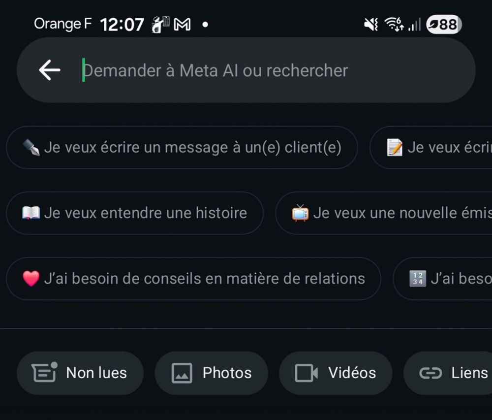 Screen de whatapps qui propose de générer des textes via AI avec des prompts prêt.
L'un d'entre eux indique "j'ai besoin de conseils en matière de relations"