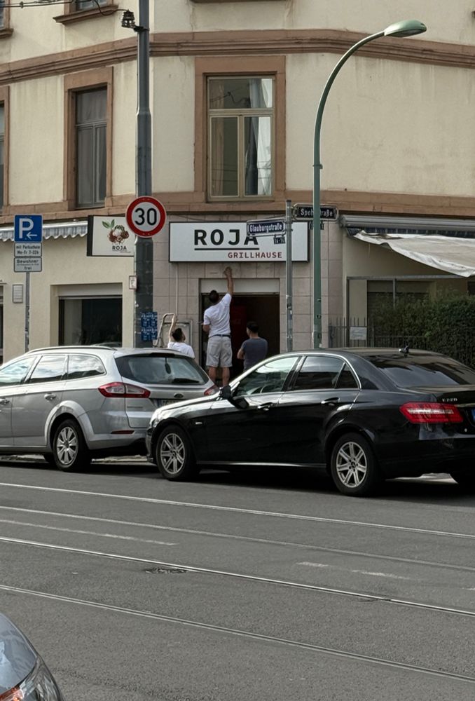 Ein Laden mit dem Namen „Roja Grillhause“