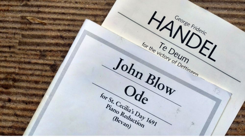 Zwei Notenhefte auf Sandsteinstufen. 